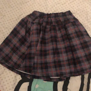 Kjol - En röd/svart mönstrad kjol. Midjan är jättestretchig! Så skulle säga att den passsar alla ifrån XS- M😝☀️