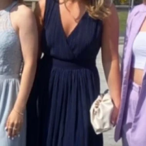 Balklänning - Marin blå balklänning i storlek 36. Bara använd 1 gång så är som alldeles helt ny.