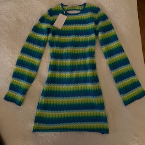 Slutsåld Bershka klänning HELT NY - Slutsåld Bershka klänning, storlek Medium. Utgångspris: 408. Helt oanvänd, endast testad. Prislapp kvar. Köparen står för frakt, kan alternativt mötas upp. Skickar alltid videobevis på när paket lämnas in! Tar inte emot returer.