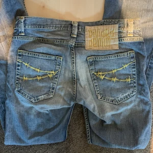 Jeans - Jättefina jeans som är super low waisted! Tajta vid låren och utsvängda nertill. Vintage från hm och finns inte att köpa längre, sitter bra på mig som har S