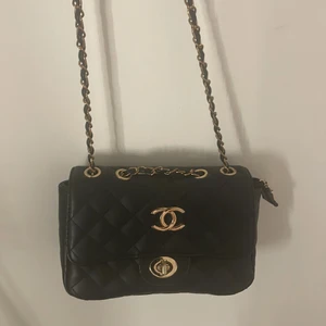Chanel väska - Två år gammal ”chanel väska” från kanarieöarna. Jättefin modell och man ser inte att den inte är äkta. Jättefint skick. Säljer för att sen inte kommer till användning. ⚡️kkontakta gärna vid fler frågor❤️