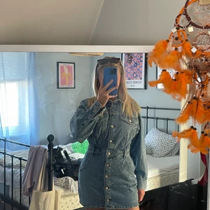 Jeansklänning  - Jeansklänning köpt på Zara, aldrig använd och prislapp kvar! 💕 pris är inkl. frakt!! 💕💞 