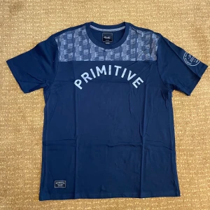 Primitive Jersey / T-shirt skate ny L - Snygg blå / grå Jersey från skateboard märket Primitive. Storlek L. Helt ny med tag kvar. Kan skickas. 