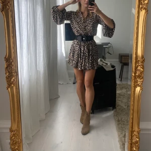 Leopardklänning med band i midja  - Väldigt snygg klänning till boots. Smickrande med band i midjan. (Skärpet på bild tillkommer ej)