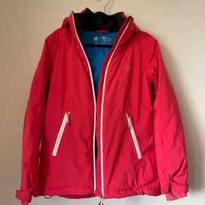 Skidjacka - Super fin rosa skidjacka från Helly Hansen. Använd 1 vecka på en skidsemester. 