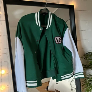 Baseball jacka  - Cool baseballjacka från shein, aldrig använd. 