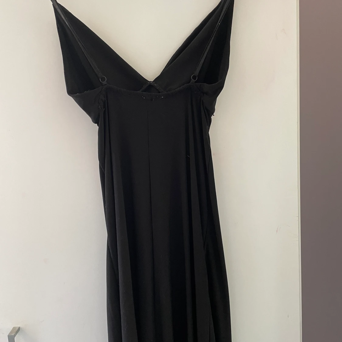Svart tajt lång klänning  - 90