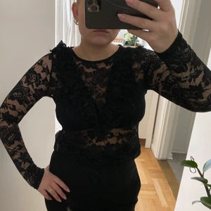 Festtröja - Snygg festlig top som är lite genomskinlig pga materialet. Lite volanger framtill, passar storlek 34-36☺️