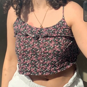 Blommig topp - Blommig topp i superskönt material som är svalt och lite tunnare. Superfin till våren och sommaren😊