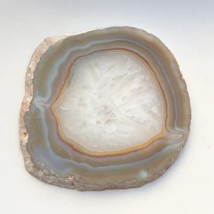 superfin agat platta - en grå och fin agatplatta, lite genomskinlig i mitten. ungefär 10x10 cm och en halv centimeter tjock. superfin till inredning som ett underlägg eller till spells och andra witchcraft liknande saker