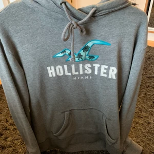 Grå hoodie - Grå hoodie men hollistermärke på bröstet, andvänt fåtalgånger, storlek XS.