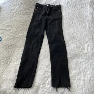 Svarta snygga jeans från HM med slit längst ner på framsidan! Rätt höga i midjan ☺️ passar storlek 34-36