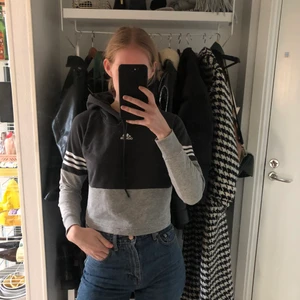 Adidas hoodie xs - Croppad hoodie från Adidas i strl xs, fint skick men kommer tyvärr inte till användning 