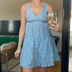 Klänning - Säljer denna superfina klänning som tyvärr inte kommer till användning 💞 köparen står för frakten men jag möter även upp i Lund💞 