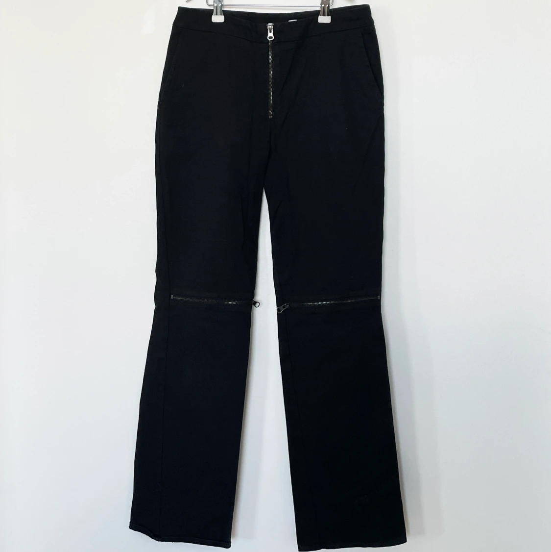 Trendiga byxor med dragkedja detaljer