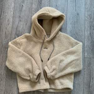 Säljer min lurviga hoodie från Carlings. Väldigt skönt material. Säljer den för 250kr + frakt! 😊