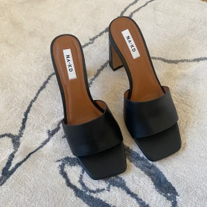 Klackar från NA-KD - Så fina klackar som försvann direkt från NA-KDs hemsida. Helt oanvända och kvar i lådan! Nypris 550kr Tillfället jag skulle ha dem till blev tyvärr inställt, därav vill jag sälja dem. Skriv för fler bilder<33 obs! Äkta läder
