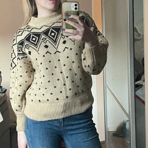 Stickad tröja  - Beige/gul stickad tröja från monki. Väldigt fin, i bra skick. 