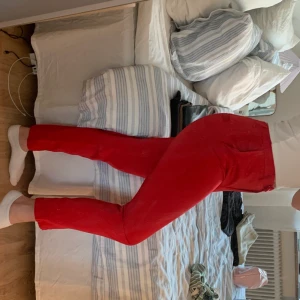 Röda kostymbyxor halvhög midja - Fina röda kostymbyxor i väldigt fint skick🥺 nästan aldrig använda. Lite halvhöga i midjan, inte högmidjade. Jag är 165 cm lång🤗