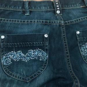 lindex baggy byxor 42 - innerbensmått: 80cm midjemått: 86 cm, storlek 42. ett par superfina byxor från lindex, tror dem är gammal modell finns säkert knappt att få tag på, trendiga med stenar och brodering på fickorna samt rhinestones lite här och där vid midjan, kontaka mig för fler bilder eller frågor❤️