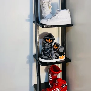 Adidas rare  - 1200 kr per par .alla är i storlek 39 1/3 undrar du nått så välkommen att fråga :) finns i Mölndal 