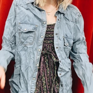 blå jeansskjorta - tunn blå jeansskjorta!  Just nu behöver vi i klass 19b från Rytmus Göteborg samla in pengar till vår klasskassa! Vi vill inte att någon ska missa något av studentens roligheter på grund av att alla inte har råd med alla kostnader som ingår. Så vi säljer nu en massa kläder! Fler plagg kommer så kan småningom! Är du intresserad av just detta plagg? Eller har du några frågor? Tveka inte om att höra av dig!