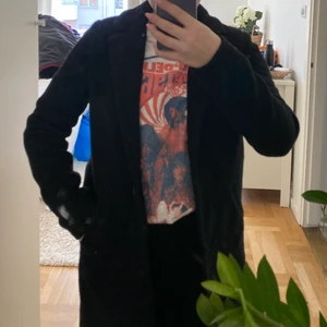 Svart kappa - Fin svart rak kappa som passar storlek 32-36 beroende på passform☺️
