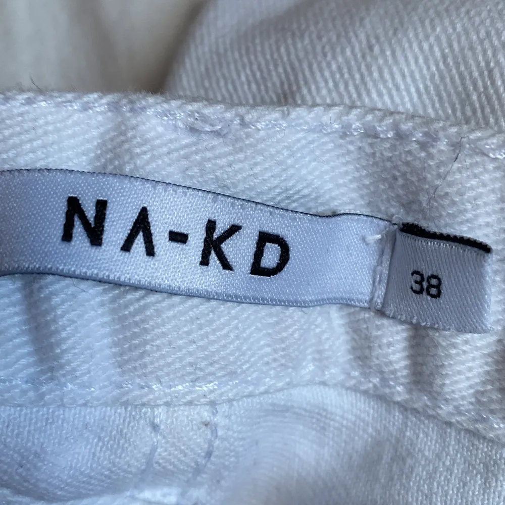Helt fläckfria vita jeans från NAKD, inte exakt den modellen på bilden men liknande då jag köpte för cirka 2 år sedan. Jätte fina och bra kvalite men jag får tyvärr ingen användning för dem💖. Jeans & Byxor.