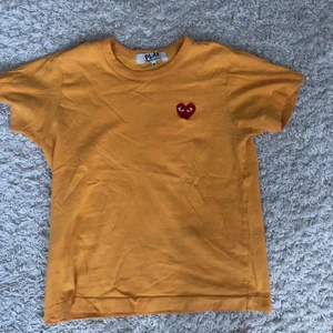 Comme des garcons t-shirt - Nästintill oanvänd tshirt från CDG✨ så fin nu till våren och passar super bra, men kommer inte till användning. Storlek M men skulle säga att den är lite mindre i storleken🥰 sjäkvklart äkta!