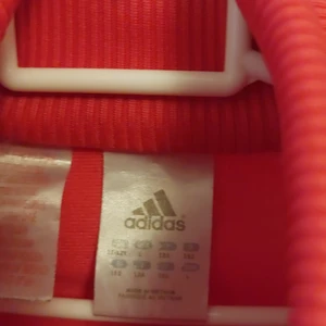 Adidas tröja - Adidas tröja! Det är i jätte bra skick! Och väldigt trendig. Råsa och blå. 