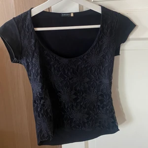 Topp - Sååå fin svart topp i spets som tyvärr är för liten för mig /: