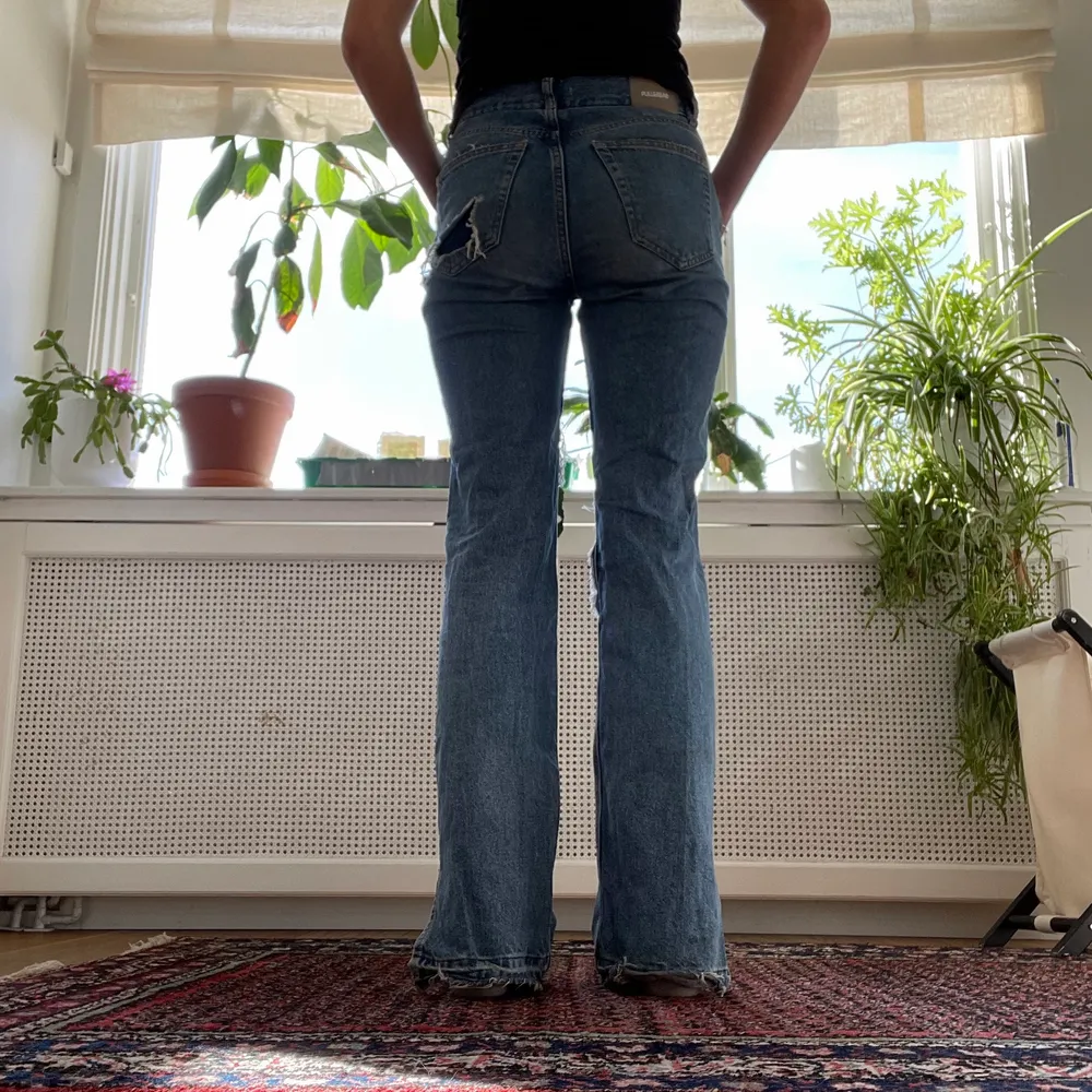 Säljer Pull and Bear jeans i fint skick. Köptes för ca ett år sedan❤️. Slutsålda överallt. Sitter bra på mig i längden som är 170cm lång. Nypris 600kr.. Jeans & Byxor.