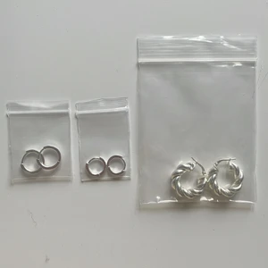 925 Sterling Silver Örhängen - Superfina helt nya örhängen i 925 sterling silver. Provade en gång men aldrig använda och kan inte returnera pga bruten förpackning. De är jättefina och bra kvalité men de passar inte mig då mina öronsnibbar är rätt tjocka😅 480 för större hoops (t.h), 280 för båda mindre (t.v & mitten) Kan mötas upp i Sthlm/Uppsala🥰