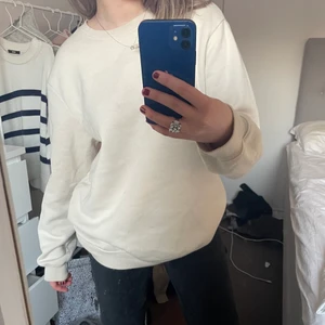 Beige tröja - Jättemysig Beige tröja, perfekt nu till våren! Superfin till kjol! (Köparen står för frakten) 