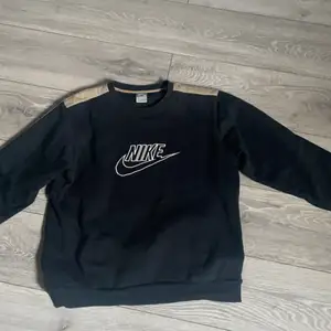 Nike sweatshirt i stl. M, väldigt bra skick! Bud från 100kr (frakt går på 63kr)