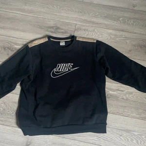 Nike Sweatshirt - Nike sweatshirt i stl. M, väldigt bra skick! Bud från 100kr (frakt går på 63kr)