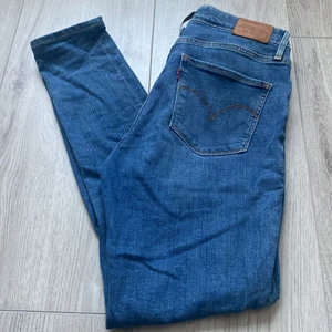 Levis storlek 28/28 - Bra passform, bra skick, inte använda så mycket, pris kan diskuteras 