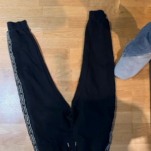 Mjukis byxor - Jätte sköna mjukis byxor i väldigt skönt material. Knappt använda. Säljer även en matchande tröja till dessa byxor.