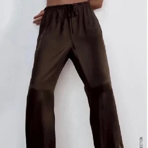 Zara byxor  - Ett par fina bruna sidenbyxor från zara. Säljer då dem tyvärr är för små.