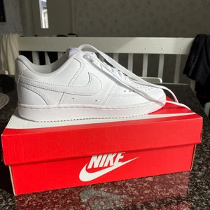 Nike Skor  - Nu säljer jag mina vita nike skor då dom inte kommer till användning. Dom är helt oanvända! Dom är i storlek 38. Dom kostar 500 plus fraktkostnad om ni vill ha dom skickade till dig. Skriv  till mig vid intresse💕