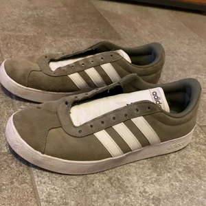 Mocha Adidas skor storlek 42 - Ett par gröna adidas skor med storlek 42. Dom är knappt använda och det går att skatea i dom om man nu vill det. Skorna är inte snörade så köparen får snöra dem själva. Den gröna färgen passar till nästan allt. Original pris 700 sek. Betalningen sker igenom swish. Skickas ej så antingen får ni hämta dem hos mig eller så får vi mötas upp någonstans i Halmstad.