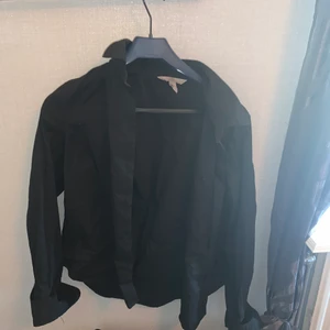 Svart skjorta - Säljer en svart skjorta jättefint skick, använd 1 gång