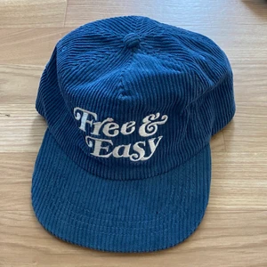 fred and easy keps - Free and easy keps använd fåtal gånger. Storleken är justerbar i bak! köparen står för frakt 💚