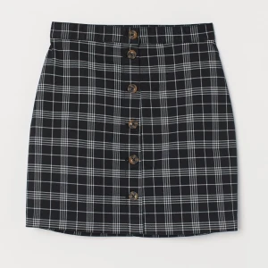 Kjol från hm - Säljer även denna kjolen från hm, perfekt till stranden, enkla att bara knäppa upp. Stl 36 (köparen står för frakten 