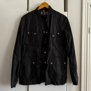 J.Lindeberg Vårjacka - Tunn skön vårjacka från J.Lindeberg. Skön att ha till vårvädret, får plats med väst under.