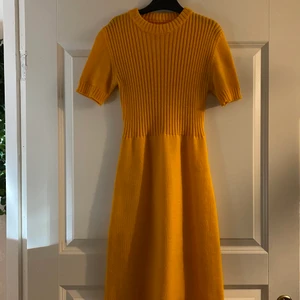 Äkta vintage klänning - En supersöt stickad klänning som är äkta vintage. Det är det enda exemplaret så går ej att få tag i någon annanstans. Stretchig i materialet så passar strl XS-S. Köpare står för frakt 🧡