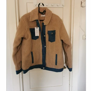 Pilejacka  - Pilejacka från cubus aldrig använd, lappen kvar. Storlek xs/s, nypris 599kr. Ganska tjock så passar höst/vår, lite oversized. 