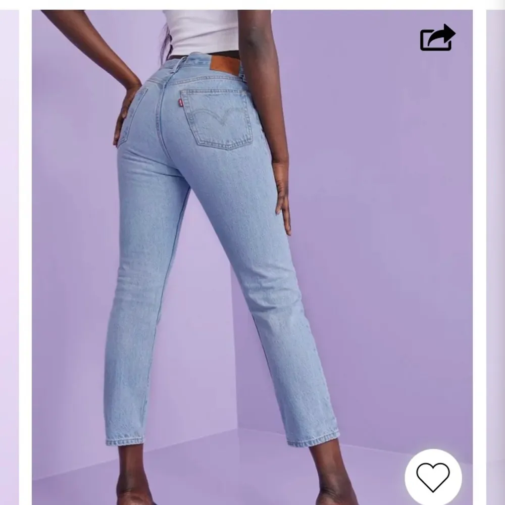 Mina nya Levis jeans! Endast använda vid ett tillfälle. Stl 27x32💗 passar mig som vanligtvis bär S. Nypris 1099kr, jag säljer för 500kr. Priset kan diskuteras. Jeans & Byxor.