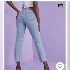 Mina nya Levis jeans! Endast använda vid ett tillfälle. Stl 27x32💗 passar mig som vanligtvis bär S. Nypris 1099kr, jag säljer för 500kr. Priset kan diskuteras