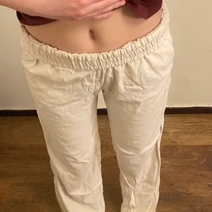 Vita linnebyxor - EJ STRYKTA PÅ BILDERNA! Finare egentligen :) Snygga trendiga linnebyxor i skönt material. Utsålda på H&M’s hemsida. Har vikt ner dem på bilden så dem blir lågmidjade men kan bäras högmidjade också.